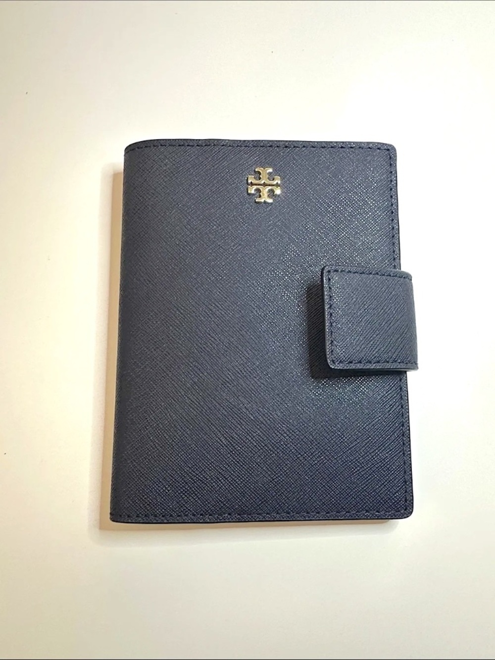 NEW***  Tory Burch Emerson Snap Passport Holder - Picture 4 of 5